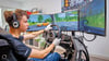 Fahrschüler Jerry Fischer übt das Schalten und Kuppeln am Fahrsimulator der Naumburger Academy-Fahrschule „Fahrwerk 7“.