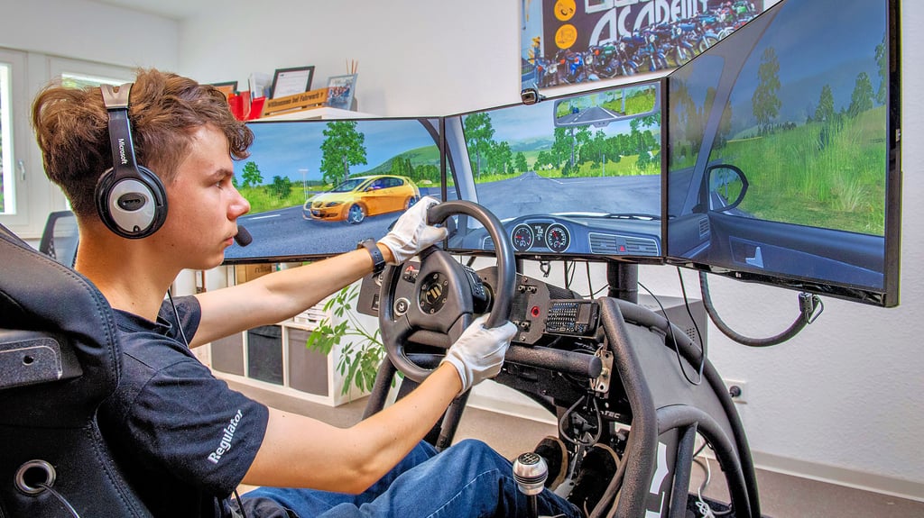 Fahrschüler Jerry Fischer übt das Schalten und Kuppeln am Fahrsimulator der Naumburger Academy-Fahrschule „Fahrwerk 7“.