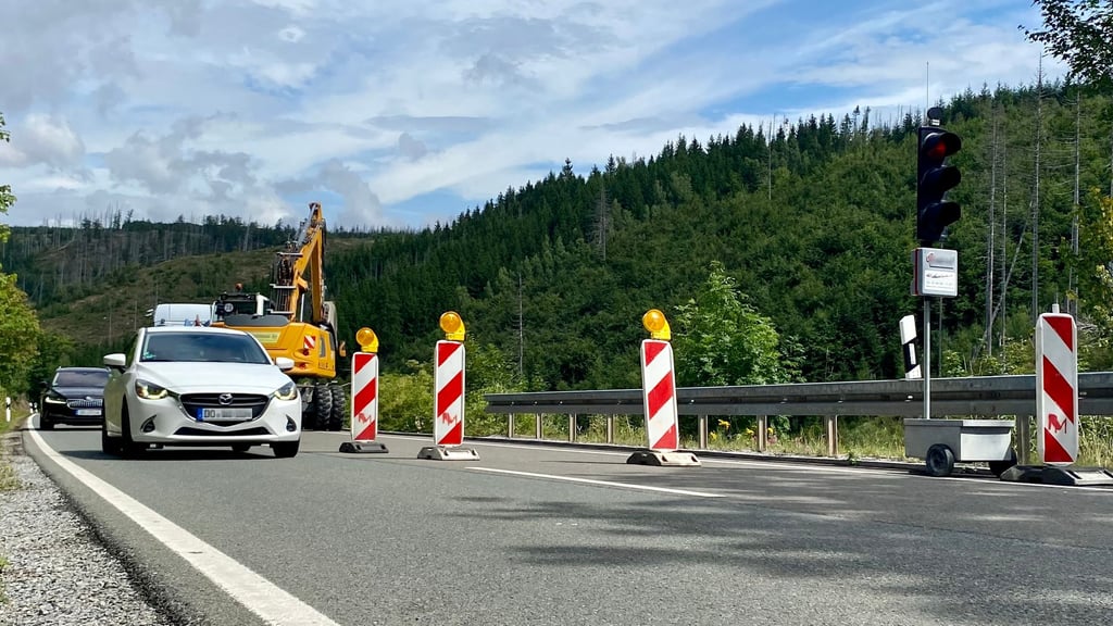 Ampeln regeln den Verkehr auf der halbseitig gesperrten Lanfdesstraße 100 zwischen Wernigerode und Drei Annen Hohne.