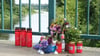 Blumen und Kerzen erinnern an die drei getöteten Soldaten.