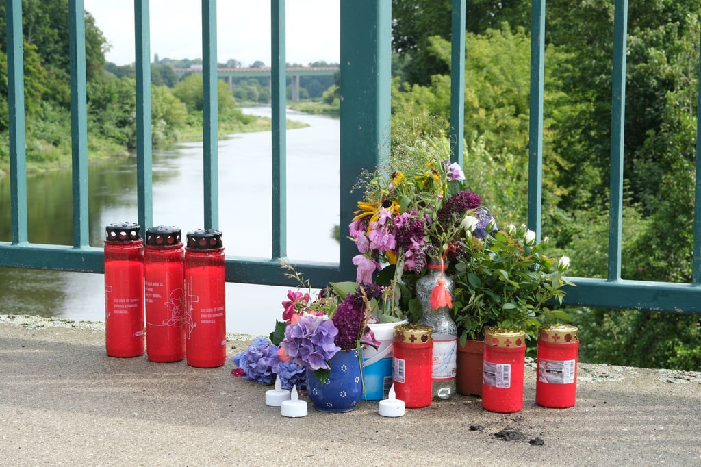 Blumen und Kerzen erinnern an die drei getöteten Soldaten.