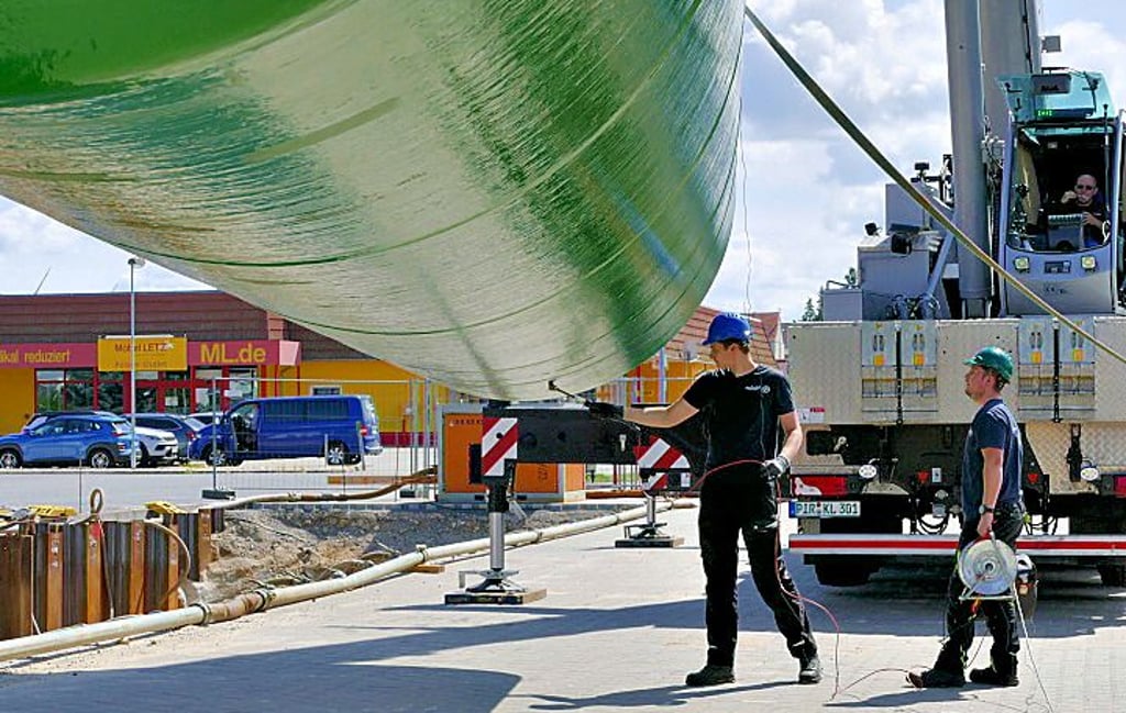 Der Tank wird auf Schäden geprüft.