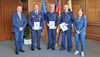 Oberbürgermeister Armin Schenk (l.) und Mareike Arlt, Sachbearbeiterin Brand-/Bevölkerungsschutz gratulieren  Daniel Lüdecke (2.v.l.) Sven Rißland (M.) und André Hempel zur Ernennung. Vom neuen Führungsquartett fehlt Sven Emde.
