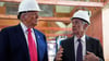 US-Präsident Trump besucht die Fed mit US-Notenbank-Chef Powell.