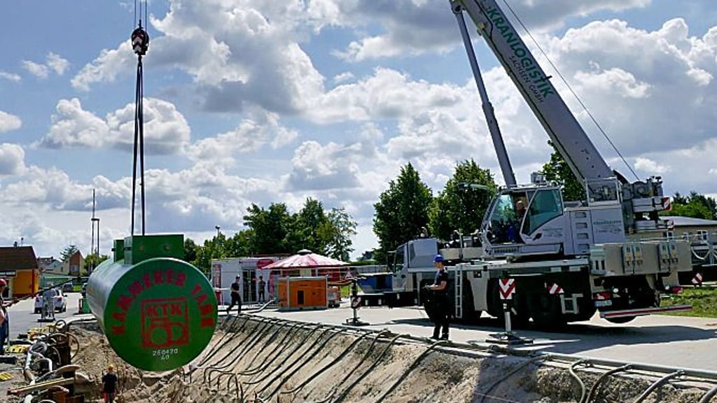 Punktlandung: Der Kran hebt den ersten Tank in die Grube.
