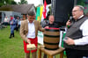 Mit dem traditionellen Fassbieranstich hat Landrat Thomas Balcerowski (CDU, links) mit Ortsbürgermeister Michael Kulp (Mitte, parteilos) und Blankenburgs Bürgermeister Heiko Breithaupt (CDU) das Harzfest in Hüttenrode eröffnet.