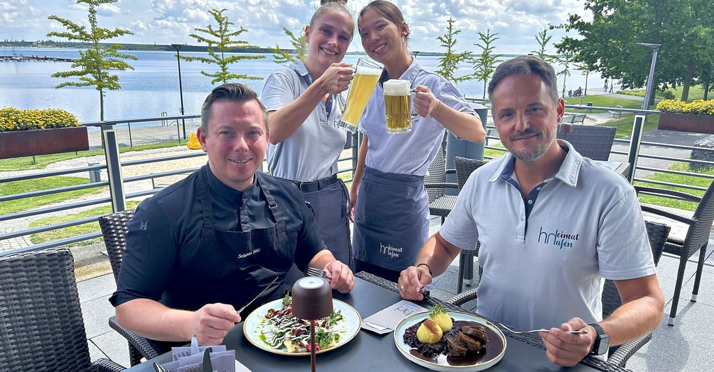 Terrasse mit Goitzscheblick - der Heimathafen lädt mit Küchenchef Sebastian Seidel, Sophie und Chloe sowie dem Chef Matthias Groß (v.l.) ein.