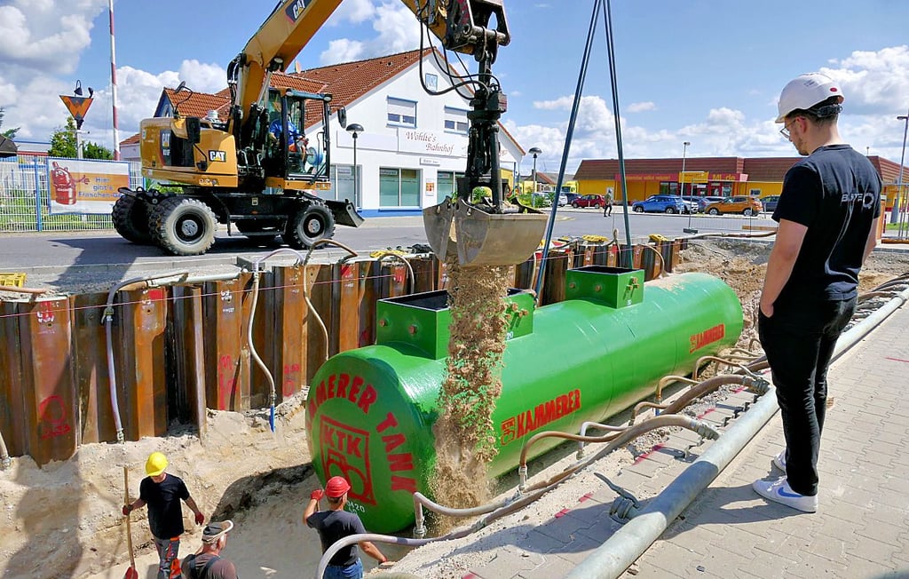 Planungsleiter Kevin Tornau achtet auf die korrekte Ausführung der einzelnen Arbeitsschritte des Tankstellenbaus in Elster.