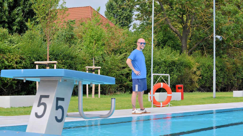 Passt auf, dass niemand vom Beckenrand springt: Reporter Paul Schulz hat sich die Arbeit von Schwimmmeistern genauer angesehen.