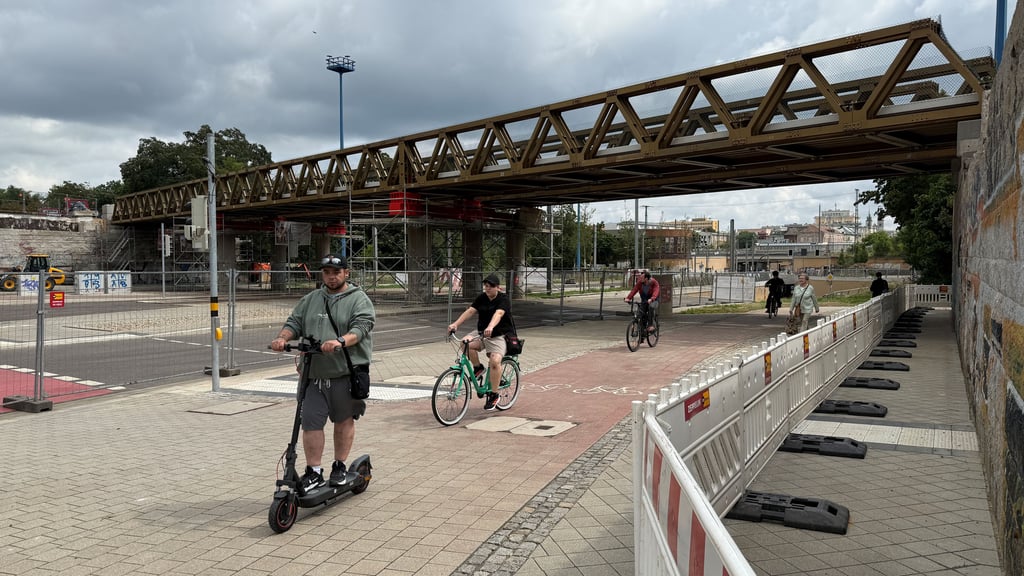 Während Bauarbeiter die Behelfsbrücken auf die Freigabe am 11. August vorbereiten, öffnete die Stadt Magdeburg am 1. August nun den Fuß- und Radweg auf der Südseite des Damaschkeplatzes für die Öffentlichkeit.