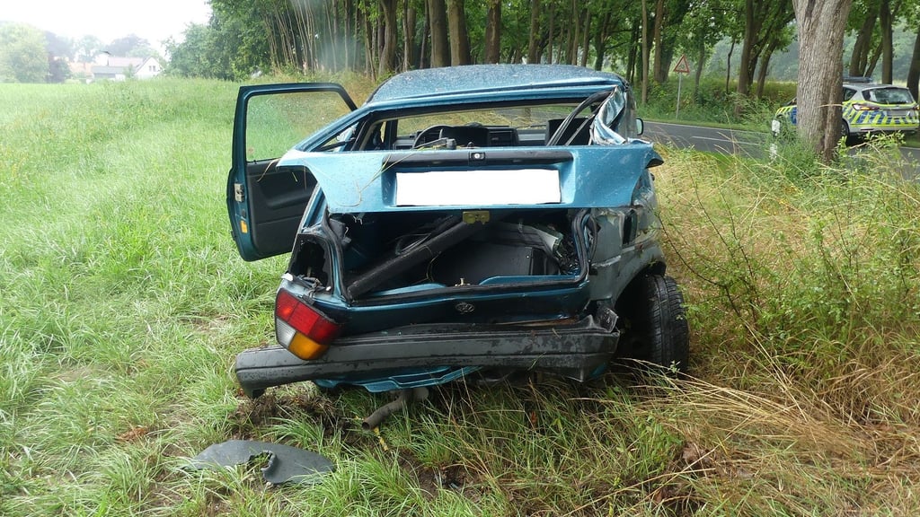 Ein 23-jähriger Fahrer ist mit seinem Auto zwischen Dähre und Diesdorf von der Straße abgekommen.