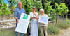 Wolfgang Zahn überreicht Marie (Mitte) und Ulrike Hoffmann das Hofschild für das Gewinnerprodukt.