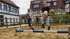 Hobby Horsing als neuer Trend: Einmal in der Woche trainieren auch Annie (li., 9) und Elise (11) auf Gut Drebsdorf.