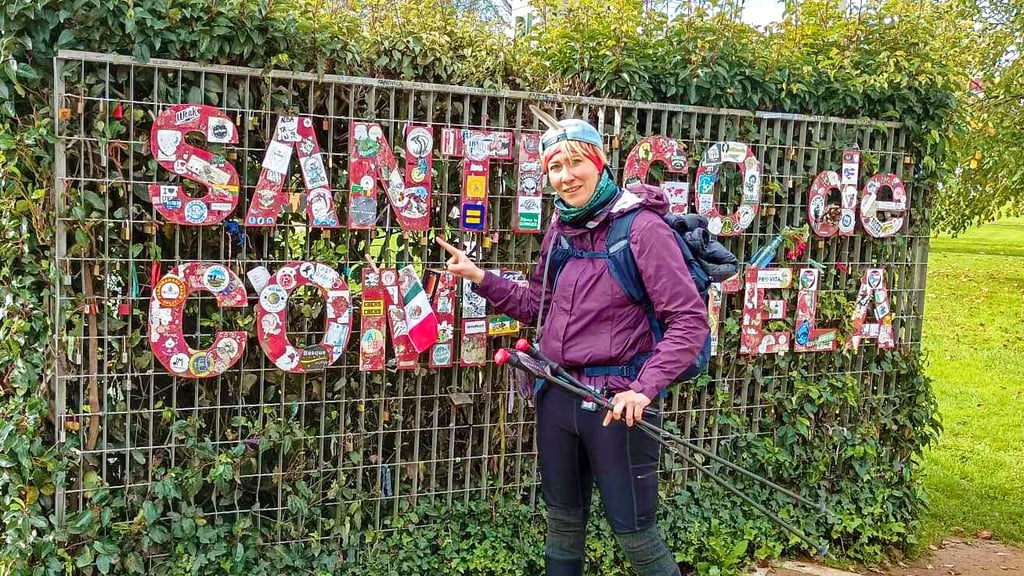 Sarah Mechenich am Ortseingang von Santiago de Compostela.