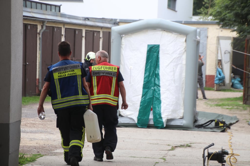 Auch die Feuerwehr war bei der Aushebung des Drogenlabors in Halle im Einsatz.
