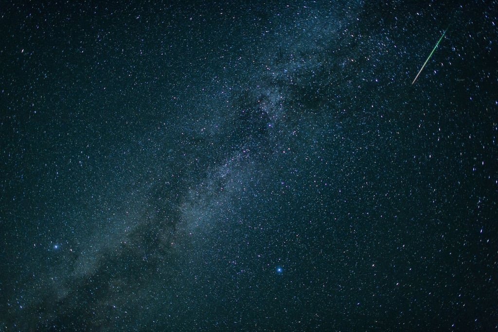 Im August gibt es viele Sternschnuppen zu sehen - die meisten üblicherweise in der Nacht vom 12. auf den 13. August. (Archivbild)