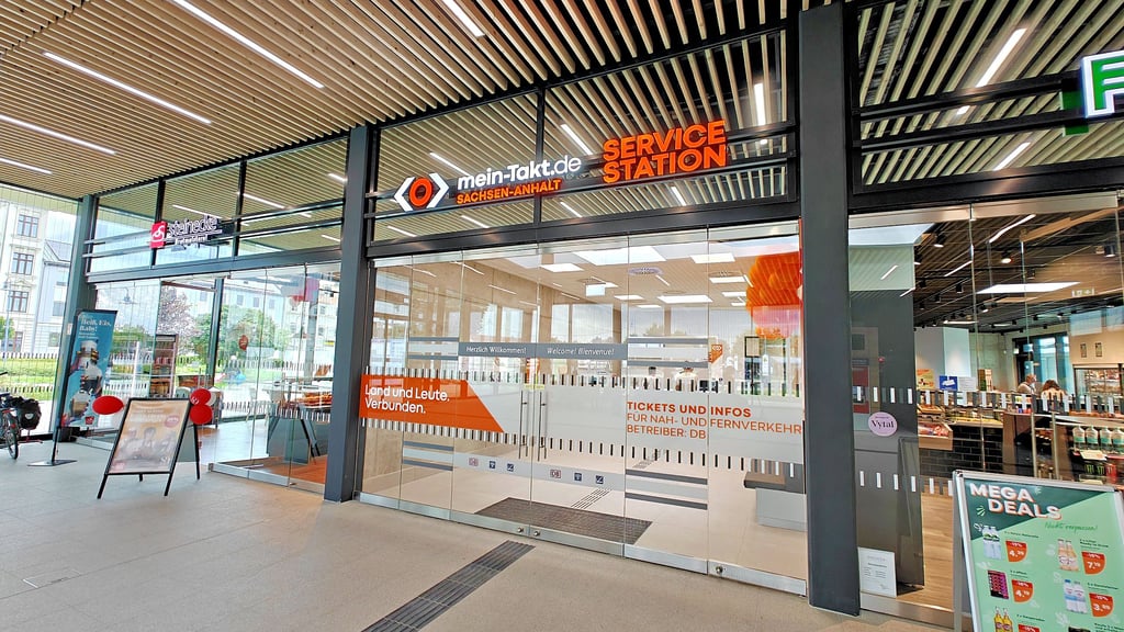 Der neue Bitterfelder Bahnhof mit der DB Service-Station hat noch keinen Telefonanschluss.