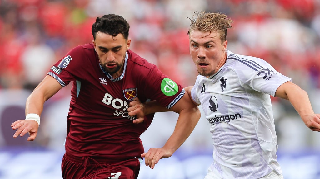 Rasmus Hojlund (r.) in einem Testspiel für Manchester United.