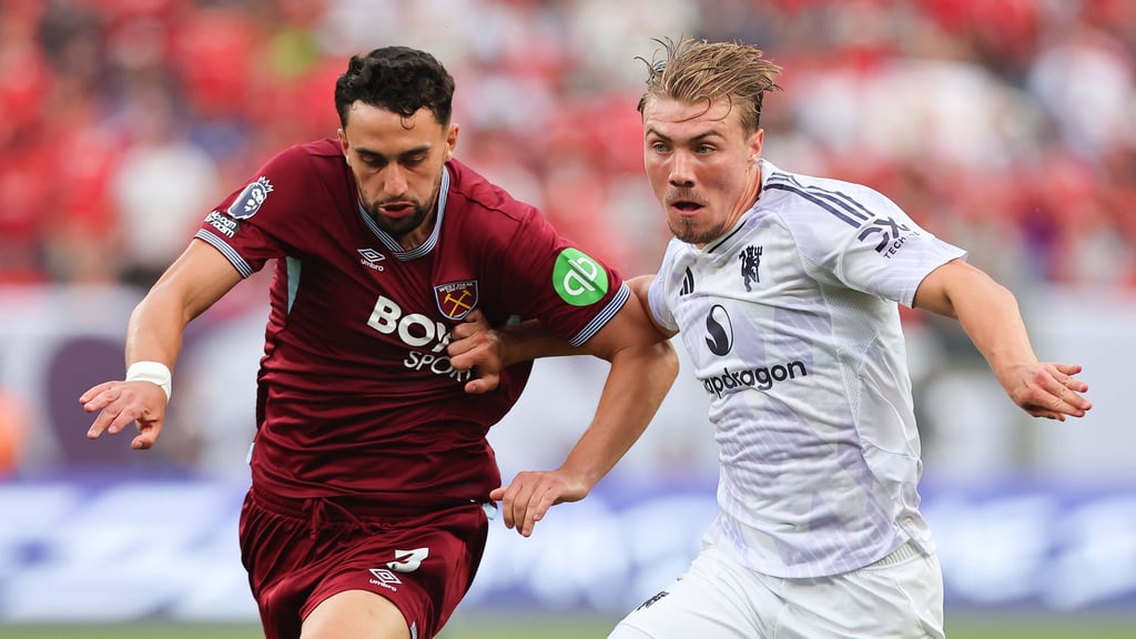 Rasmus Hojlund (r.) in einem Testspiel für Manchester United.