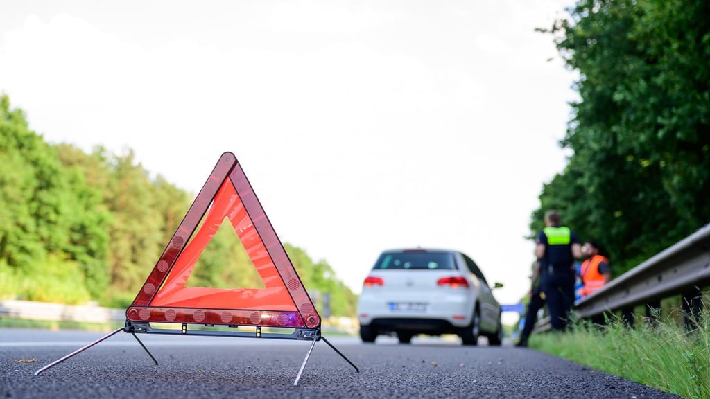 Raus aus der Gefahrenzone: Nach einem Unfall oder einer Panne bringen sich Betroffene möglichst schnell aber umsichtig in Sicherheit.