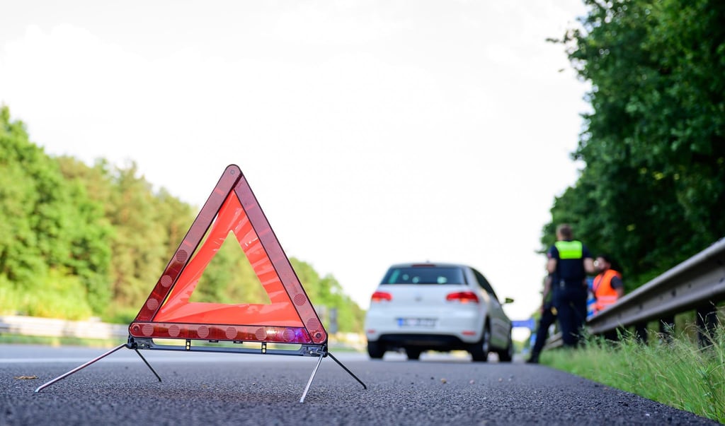 Raus aus der Gefahrenzone: Nach einem Unfall oder einer Panne bringen sich Betroffene möglichst schnell aber umsichtig in Sicherheit.