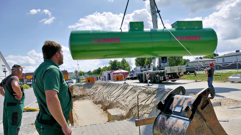 Der 60 Kubikmeter fassende Tank muss über der Baustelle gedreht werden. Aus diesem Tank bekommen die zukünftigen Kunden der neuen Tankstelle in Elster im Gewerbepark an der B187 ihr Benzin beziehungsweise Diesel.