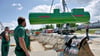 Der 60 Kubikmeter fassende Tank muss über der Baustelle gedreht werden. Aus diesem Tank bekommen die zukünftigen Kunden der neuen Tankstelle in Elster im Gewerbepark an der B187 ihr Benzin beziehungsweise Diesel. 
