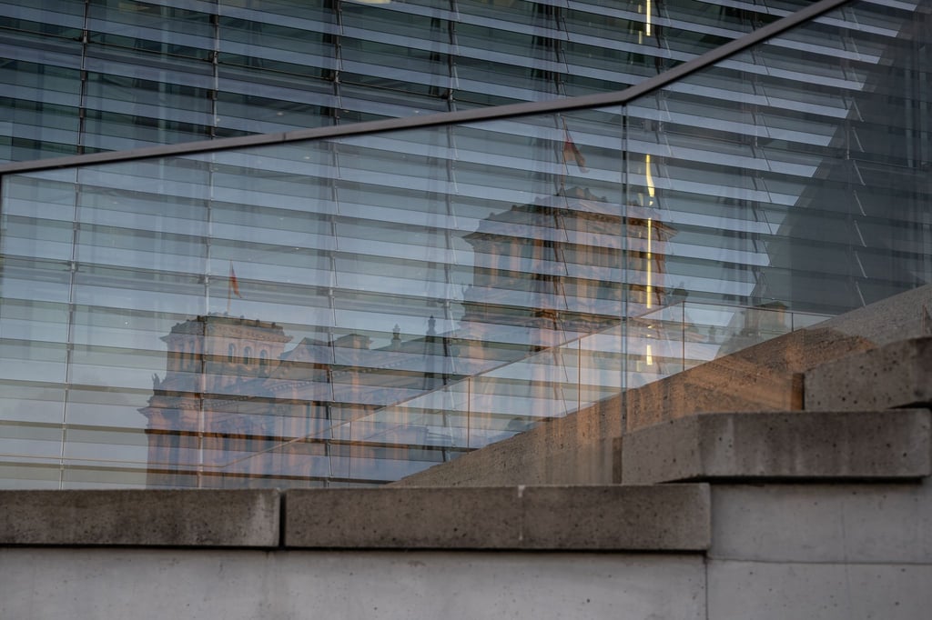 Das Reichstagsgebäude spiegelt sich in einer Scheibe des Marie-Elisabeth-Lüders-Haus, wo traditionell das ARD-Sommerinterview erfolgt. (Archivbild)