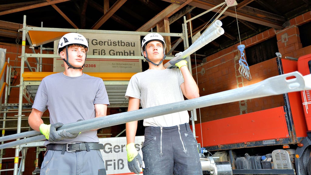 Felix Maximilian Patzer (links) und Maurice Kohlrusch wollen Gerüstbauer werden.