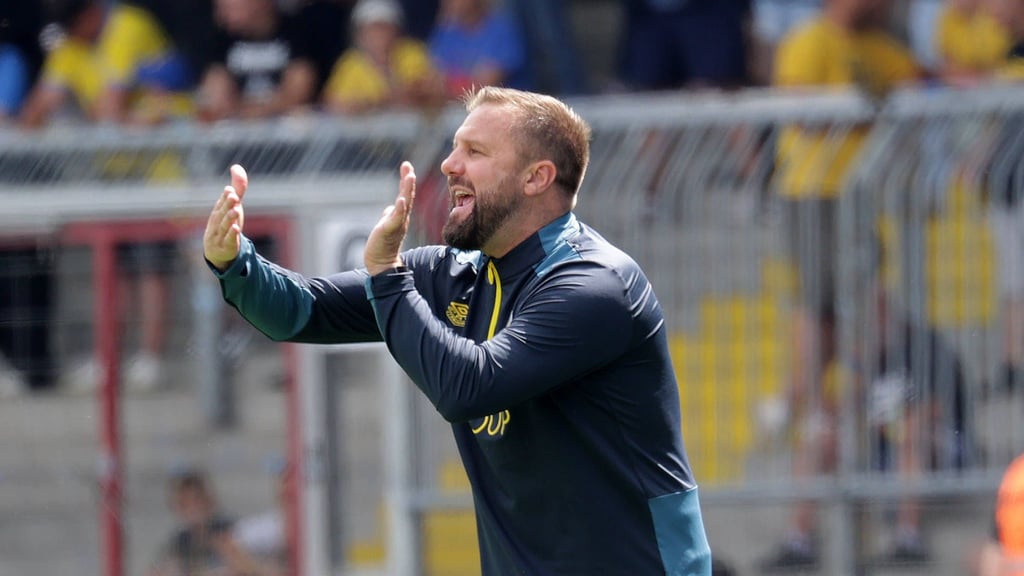 Ein lautstarker Motivator am Spielfeld: Braunschweigs Trainer Heiner Backhaus.