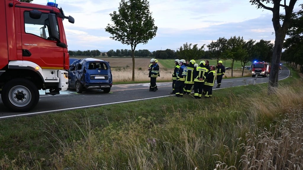 Bei dem schweren Unfall auf der B245 zwischen Schwanebeck und Groß Quenstedt (Harzkreis) überschlug sich der Dacia des 24-Jährigen mehrfach und prallte gegen einen Baum.