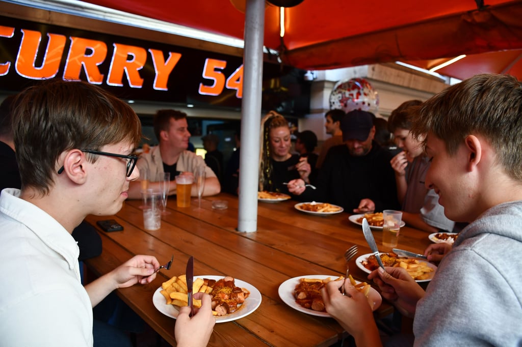 Curry 54, der Kultimbiss am Magdeburger Hasselbachplatz, hat ab sofort wieder geöffnet.