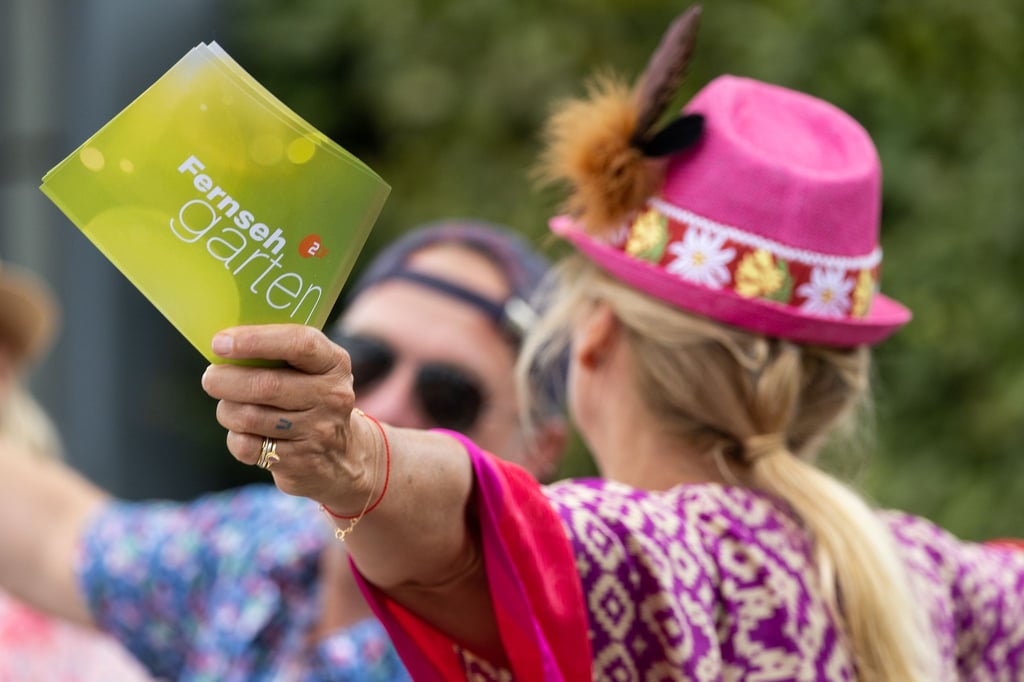 Kult für viele sonntags im Sommer: Andrea Kiewel (genannt „Kiwi“) und der aus Mainz gesendete „ZDF-Fernsehgarten“. (Archivbild)