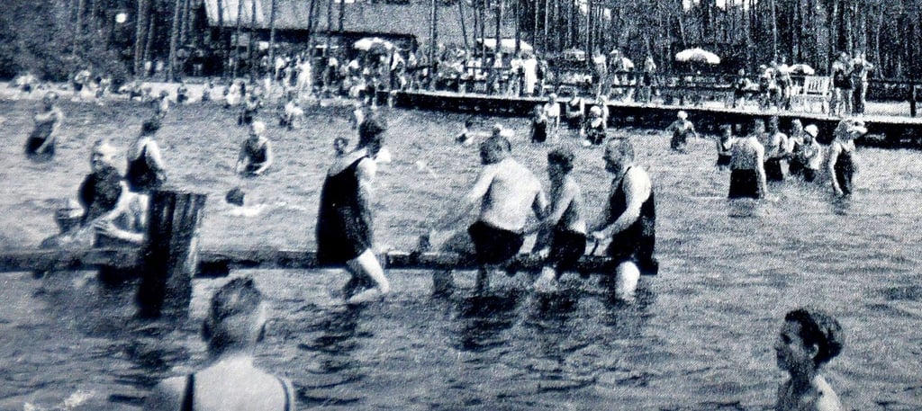 Wippen im Wasser – sogar für Erwachsene. Wie auf der Postkarte aus den 1950er deutlich wird, wurde sich bereits früher Gedanken gemacht.