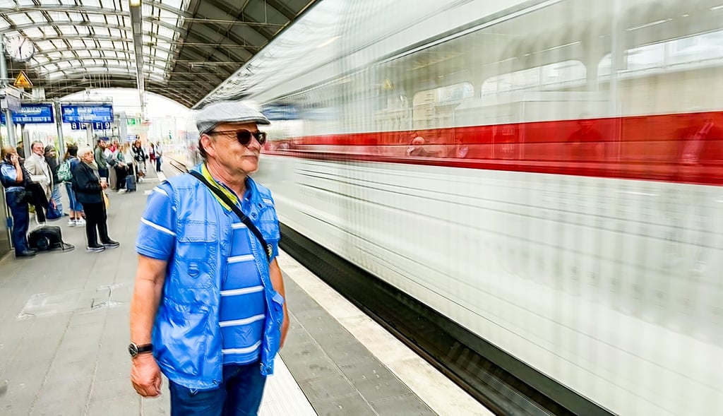 Wer aus diesem Zug wohl seine Unterstützung braucht? Axel Prescher steht auf dem Bahnsteig bereit.