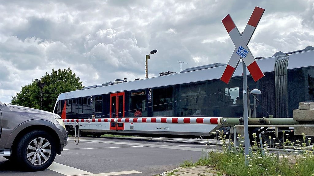 Ende September kommen an dieser Stelle weder Bahn noch Auto vorwärts. Wegen Gleisarbeiten wird der Bahnübergang gesperrt – ebenso der an der Schützenstraße.