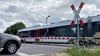 Ende September kommen an dieser Stelle weder Bahn noch Auto vorwärts. Wegen Gleisarbeiten wird der Bahnübergang gesperrt – ebenso der an der Schützenstraße. 
