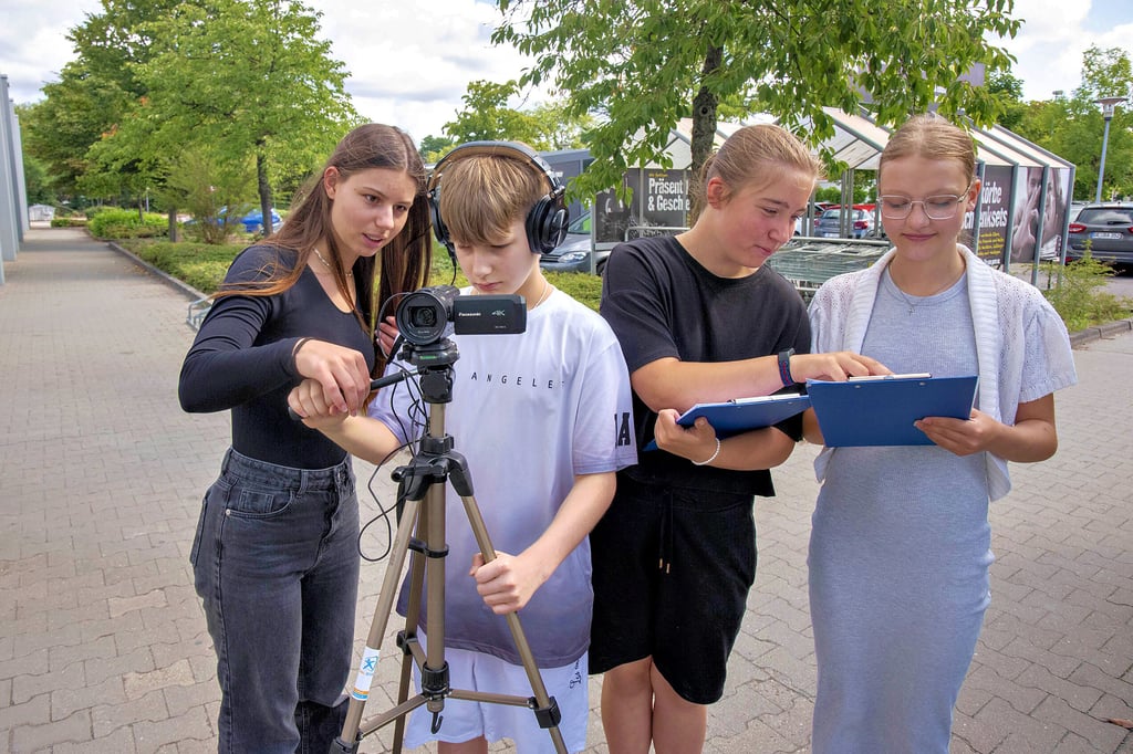 Betreuerin Cilia Beck, Daymian, Melissa und Sophia (v.li.) bei den letzten Vorbereitungen für die Interviews von Passanten im Junkerspark.