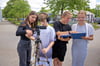Betreuerin Cilia Beck, Daymian, Melissa und Sophia (v.li.) bei den letzten Vorbereitungen für die Interviews von Passanten im Junkerspark. 