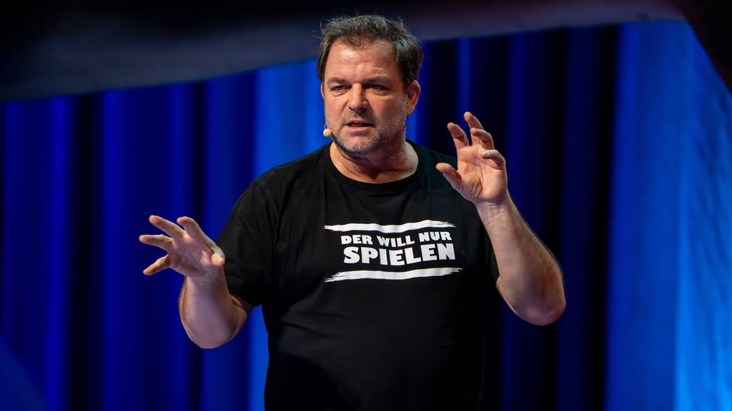 Hundeprofi Martin Rütter nimmt einen Reality-Star aus "Prominent getrennt" aufs Korn.