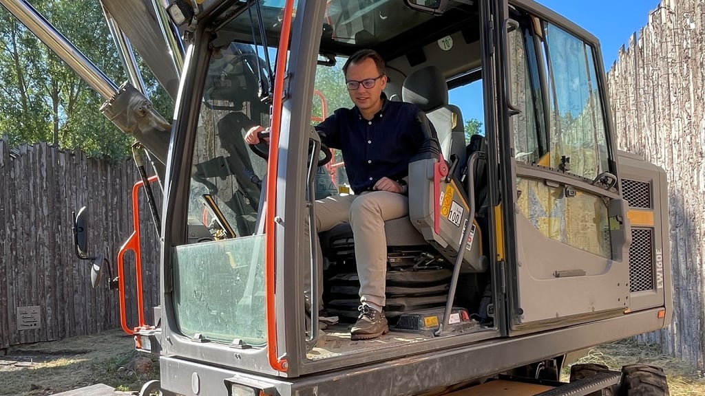 David Pruß ist seit 1. Juli Direktor im Zoo Magdeburg. An seinem ersten Arbeitstag stieg er in den Bagger, um den Auftakt für die Umbauarbeiten des Schimpansen-Geheges zu geben.