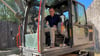 David Pruß ist seit 1. Juli Direktor im Zoo Magdeburg. An seinem ersten Arbeitstag stieg er in den Bagger, um den Auftakt für die Umbauarbeiten des Schimpansen-Geheges zu geben.   