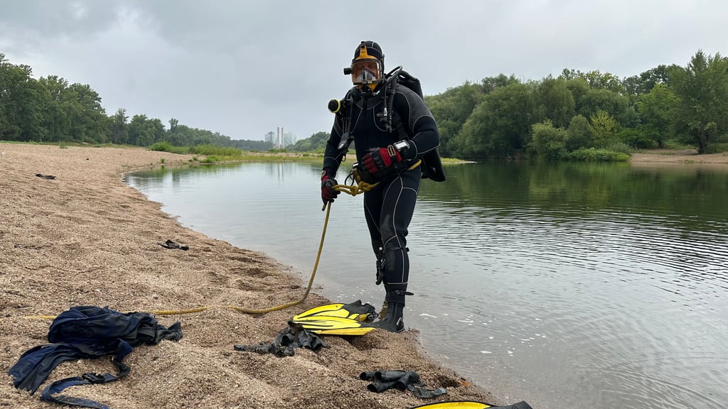 Taucher der Berufsfeuerwehr Magdeburg waren am Freitag, 3. August 2025, in der Alten Elbe am Cracauer Wasserfall aktiv.