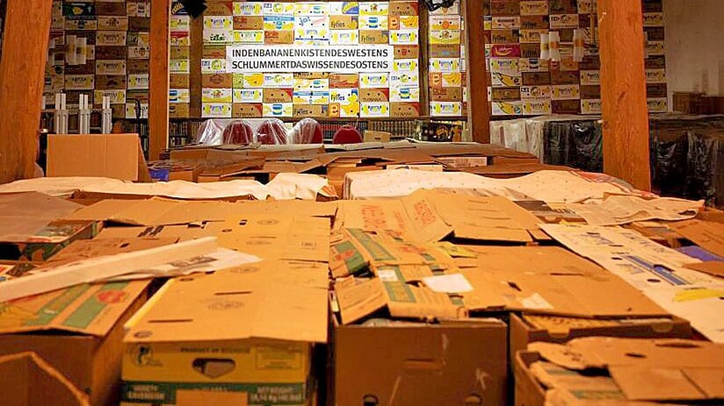 Die Peter-Sodann-Bibliothek in Staucha im Landkreis Meißen steht vor einer ungewissen Zukunft.&nbsp;Bücher stapeln sich in seiner Bibliothek – das wird Sodann nicht gewollt haben.