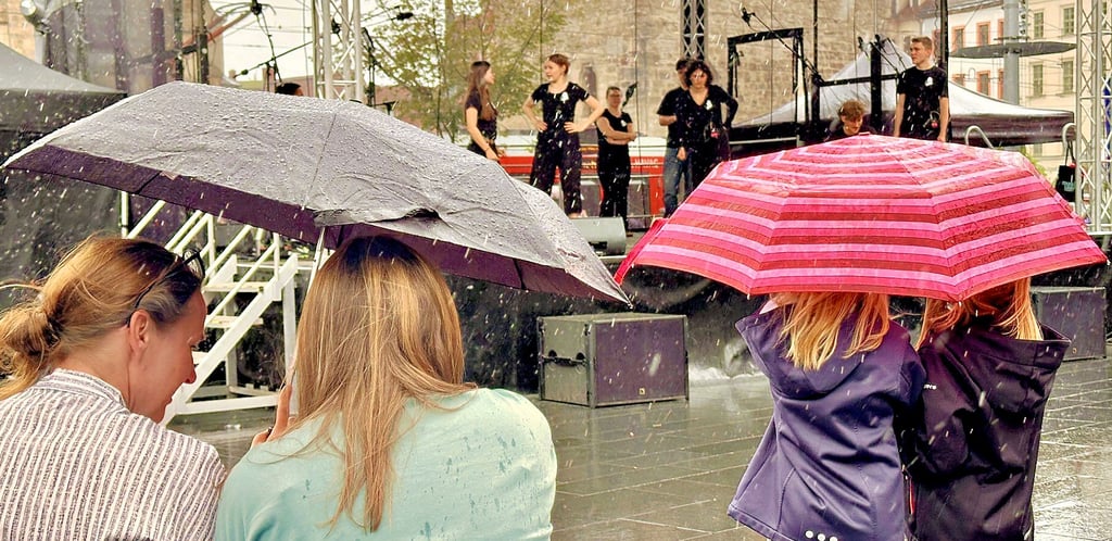 Bereits zu den Händelfestspielen im Juni brauchte man Regenschirme, um das Open-Air-Programm auf dem Markt verfolgen zu können.