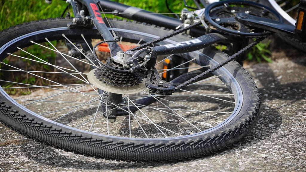 Ein Radfahrer wurde in Halle nach einem Unfall schwer verletzt.