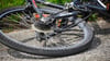Ein Radfahrer wurde in Halle nach einem Unfall schwer verletzt.
