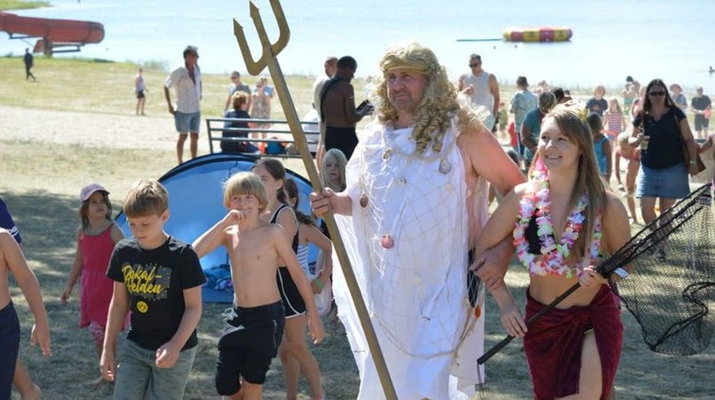 Auch in diesem Jahr soll Neptun, Herrscher der Meere und Seen, wieder aus den Tiefen des Mondsees auftauchen, um die Kinder beim Strandfest zu taufen.