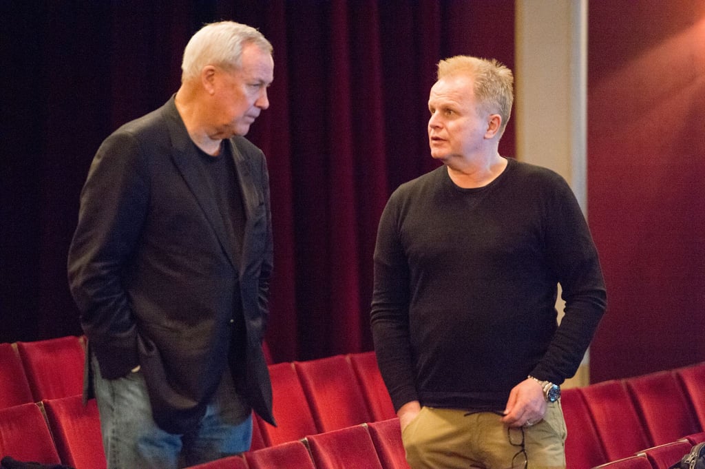 Der Musiker Herbert Grönemeyer (r) und der US-Regisseur Robert Wilson vor zehn Jahren am Berliner Ensemble im Theater am Schiffbauerdamm. (Archivfoto von 2015)
