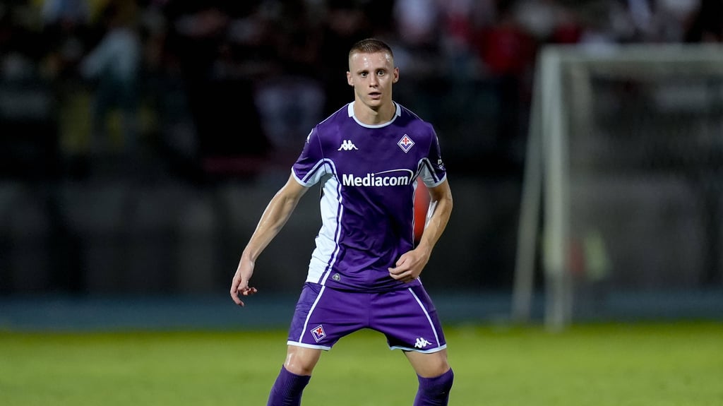 Pietro Comuzzo ist für den AC Mailand am Ball.